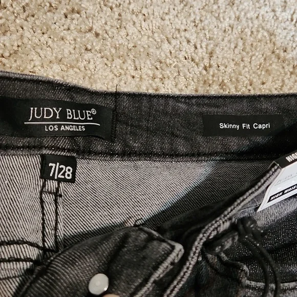 Judy Blue Capri's Size 7/28 - Picture 4 of 10